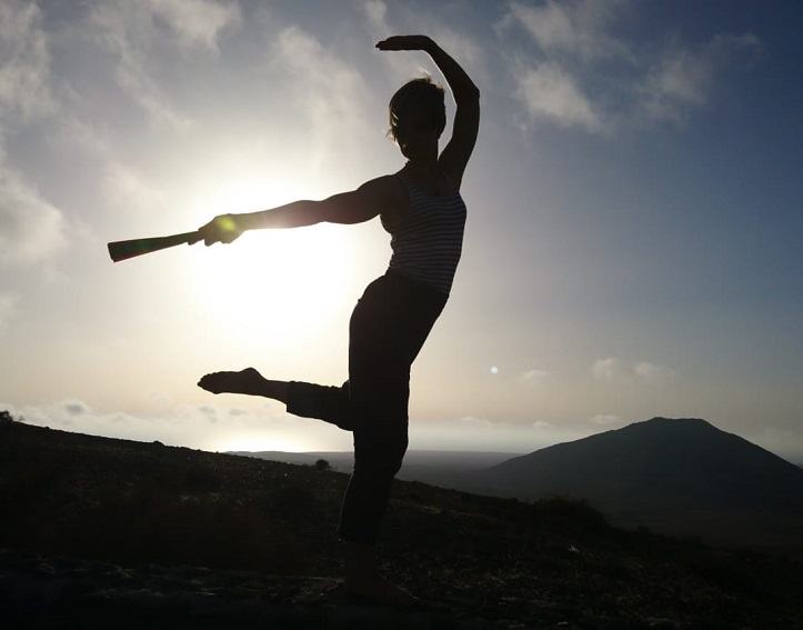 Der Schatten von Katharina Wekenborg in einer Pose beim Fächer Tai Chi.
